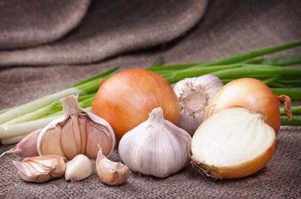 Garlic and onions to repel insects